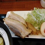 俺の中華たなか家 - 別皿具材をパチリ♯ 食べ応えあるチャーシュー２枚·メンマ·白髪葱·味玉１/２個