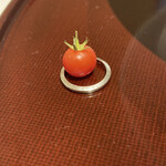 あざみ野 割烹 SEKIDO - お造りに付いていたマイクロミニトマト。指輪の中にすっぽり入っちゃうヨ。小さくてかわいい。