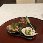 あざみ野 割烹 SEKIDO - 左：白魚を柿の種でまぶして揚げたもの。カレー風味で美味しい。　中：北海道産つぶ貝　右：うるえ こごみ 酢味噌かけ