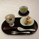 あざみ野 割烹 SEKIDO - 白玉あんみつと、シナモンとユズのアイス、紅白苺、清美オレンジ