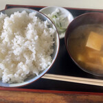 お食事処 ひぐらし - ご飯、味噌汁、漬物