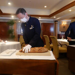 レ セゾン - バゲットをカット