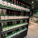 サムギョプサルと韓国料理 TUTUMU38 - 入口ではチャミスルがお出迎え。