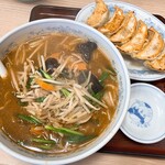 ぎょうざの満洲 - みそラーメンと焼餃子(830円)