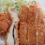 三喜食堂 - 横へ包丁入れると衣が･･･