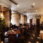 トラットリア　デラ　メーラ - テーブル席は一部をパーテーションで仕切ることも可能。大切な話もゆっくりできますよ。