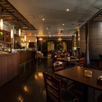 トラットリア　デラ　メーラ - 〈アイランド型のテーブル席〉気の合う方とカジュアルに使えるお席