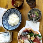 しーらすAQUA - 海鮮丼1480円 酢飯は初回のみ、あとは普通のごはんは食べ放題です。