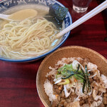 麺屋鎌倉山 - チャーシューネギ丼250円と麺の様子。中華そばよりやや太い麺