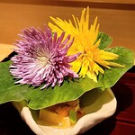 銀座 しのはら - 菊の花と芋の葉