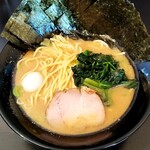 横浜家系ラーメン 吉田家 - 醤油豚骨ラーメン(中盛)+海苔