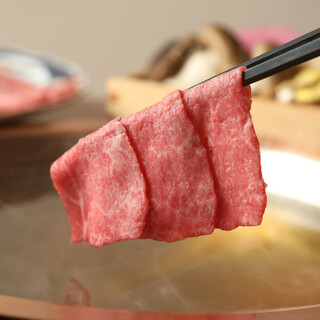 There is also a luxurious course where you can enjoy shabu shabu and Yakiniku (Grilled meat) at the same time.