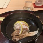 海老亭別館 - ベニズワイガニと舞茸のお吸物。