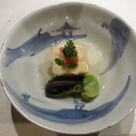 先付：蟹玉豆富　蟹身・玉子地・早蕨・空豆・キャビア・大根・旨出し汁