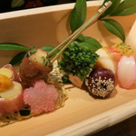 青利烏賊のスモーク、花百合根、無花果の甲州煮、山独活のレモン煮、畳鰯