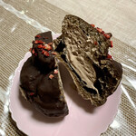 FamilyMart - 西日本エリア代表 チョコ好きによるチョコ好きのためのチョコレートシュー ¥180