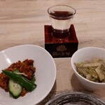 鯛の王様 - お通しとアサリのチャンジャ、日本酒