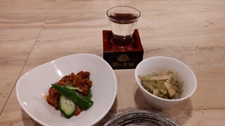 Taino Ousama - お通しとアサリのチャンジャ、日本酒