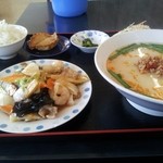 満堂紅 - 八宝菜ランチ台湾豚骨680円