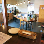 舶来亭 - 前菜のバイキングはフロアに