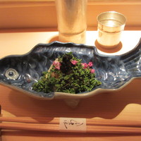 麻布 かどわき - 鯛の昆布締めに鯛の子をまぶし、花山椒としその花