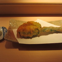 麻布 かどわき - 花ズッキーニに、芝海老のすり身、アンキモを挟んで揚げたもの