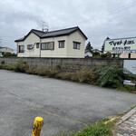 haluta bageri - お店から少し離れた所に駐車場（マツキヨ看板の下にお店の看板が見える）