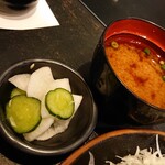とん竹 - お新香&味噌汁