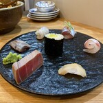 桜山鮨食人 五と二 - 彩り刺し盛り(中とろ、いわし、活〆平目、アジ、天然真鯛、つぶ貝)