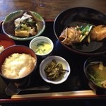 村上水産 鮮魚部 - 白ご飯もツヤツヤ。米粒が立ってるし程よい炊き加減です。