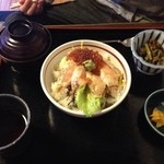 村上水産 鮮魚部 - 焼きハラスとイクラ丼  780円
茶碗蒸し、忘れてました、と後から持って来てくれました。