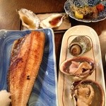 魚圓 - ホッケ、大あさり、サザエ、カキ、クジラのすじポン酢。