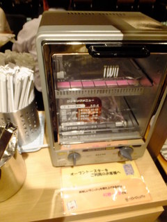 ノードカフェ - 店内：レジ近くのトースターでシナモンロール１００円を温めています♪