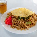 Suimon Yakisoba Akita - やきそば 大盛 500円　玉子付きプラス50円  隙間から、やきそばをのぞき込むと、﻿ かなり高く盛られた大量のやきそばが!?