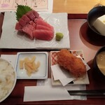 藁焼きと茶碗蒸し 横浜魚金 - 本鮪とバチ鮪の刺身定食（配膳時）