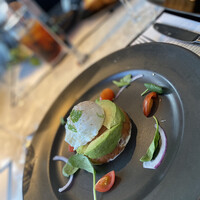 マーサーブランチ テラスハウス - メイン　サーモンのタルタルとアボカドとポーチドエッグ　ディルソース