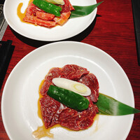 叙々苑 燦々亭 池袋南口ビックリガード店 - 手前ハラミ・奥カルビ
