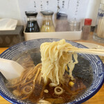 手打ちラーメン 本丸 - 麺はリフト。