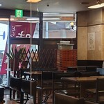 時屋 - 納品前らしく、玄関横には店名入りの木箱が。