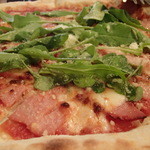 伊酒リア - 「モンタデッラハムと水牛のモッツアレラのピッツア」（1,800円）