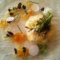 ベッラヴィスタ ラウンジ - マリネした縞鯵とピーカンナッツのインサラータ 新玉葱のクレマとカレンジュラ入りオレンジマーマレードサルサと共に