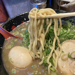 がむしゃら - 中太ちぢれ麺　硬め