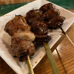 Sumibiyakitori Hirotori - 焼き鳥盛り合わせ タレ（とり、レバー、ハツ）