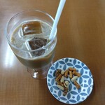 Pengin Hausu - アイスコーヒーと柿ピー