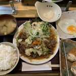 Teishokuya Iwai - 日替り定食(牛バラ焼肉と目玉焼)、サーモンフライ