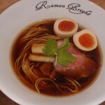 Ramemburai - 黒醤油ラーメン　薫玉のせ