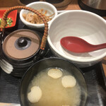 Maguro Soumasuisan - マグロづくしチョモランマの味噌汁と添え物