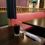 本格的なネパール料理 ガルアーガン - アイスコーヒーと店内。