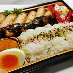 カネミ - 料理写真:熟成三元豚のロースカツ弁当498円