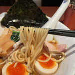 酒肴場 屯 - 加水率高めのもっちり中太麺